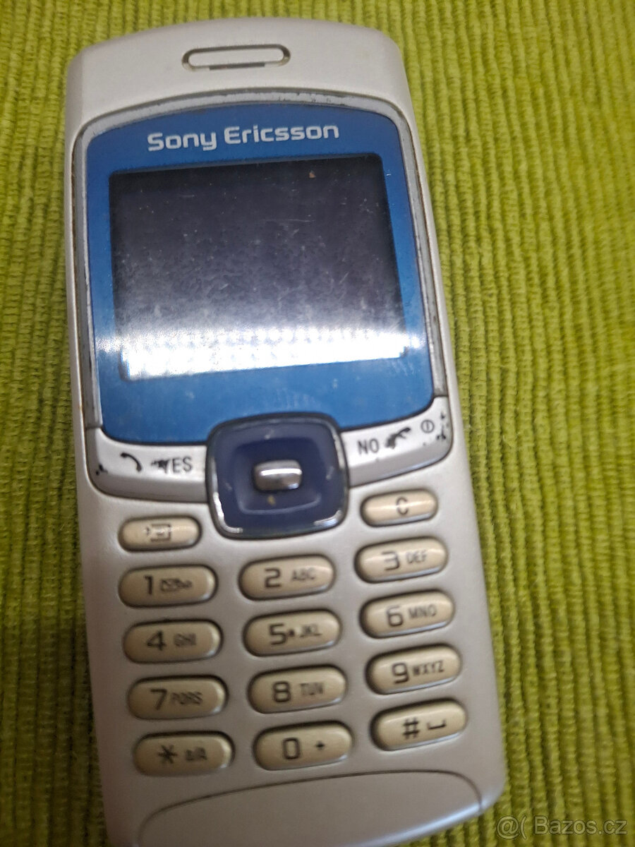 Prodám starý mobil Sony