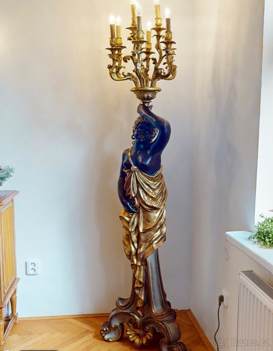 PODLAHOVÁ LAMPA SVĚTLONOŠ ŽENA