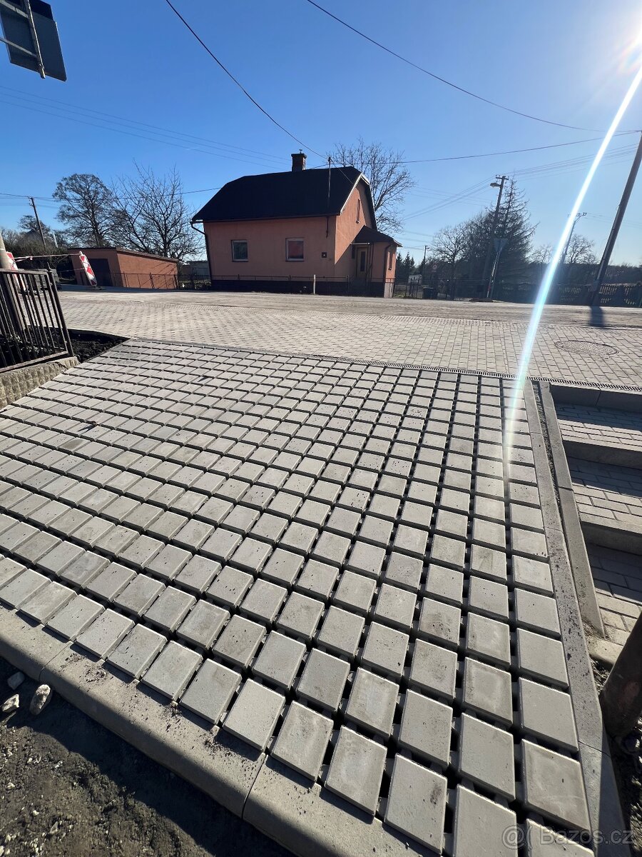 Poptáváme pomocné dělníky na stavbu.
