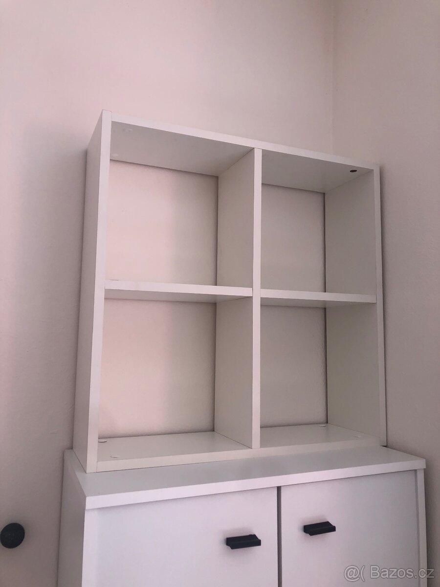Polička na zeď