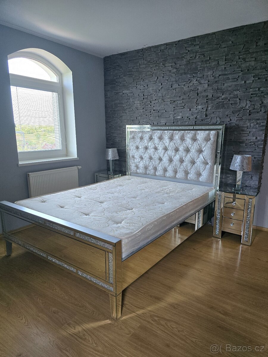 Luxusní zrcadlová manželská postel s křišťálovými detaily