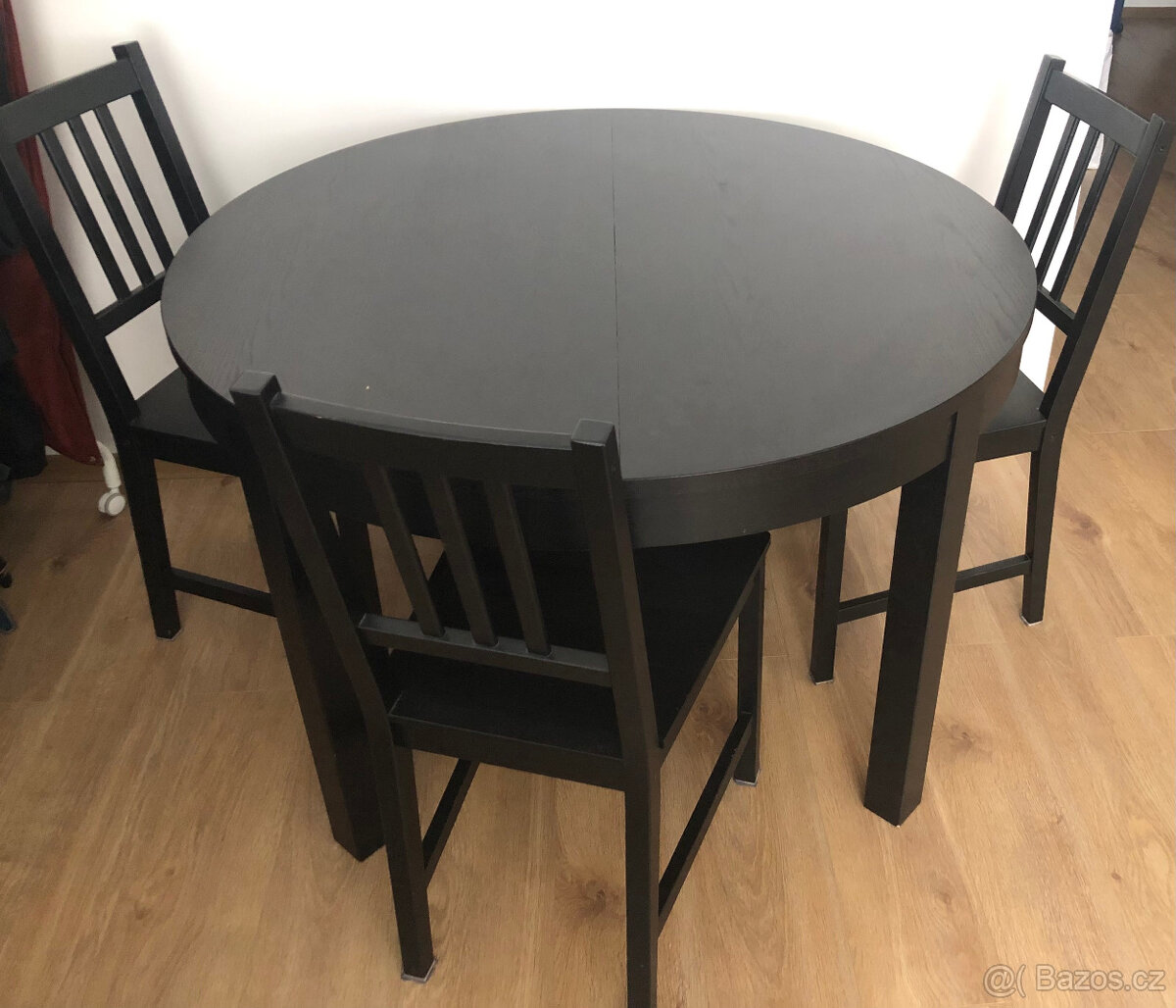 Stůl jídelní. Průměr 115 cm