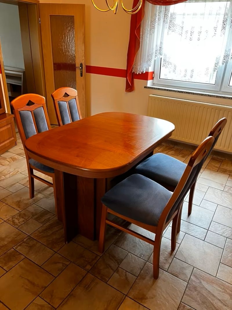 Jídelní stůl rozkládací a 4 židle - vše masivní