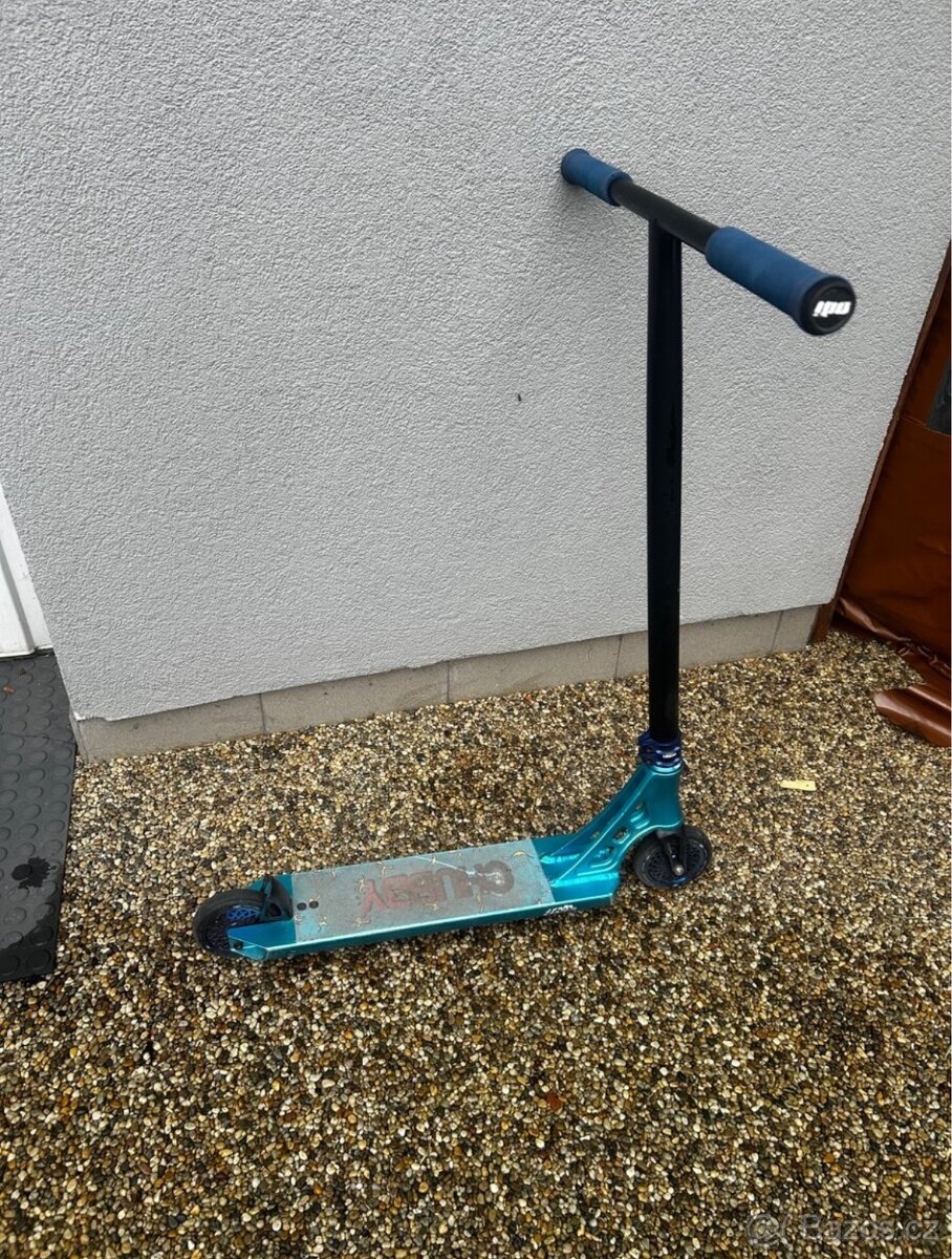 Custom freestyle koloběžka při rychlem jednani sleva