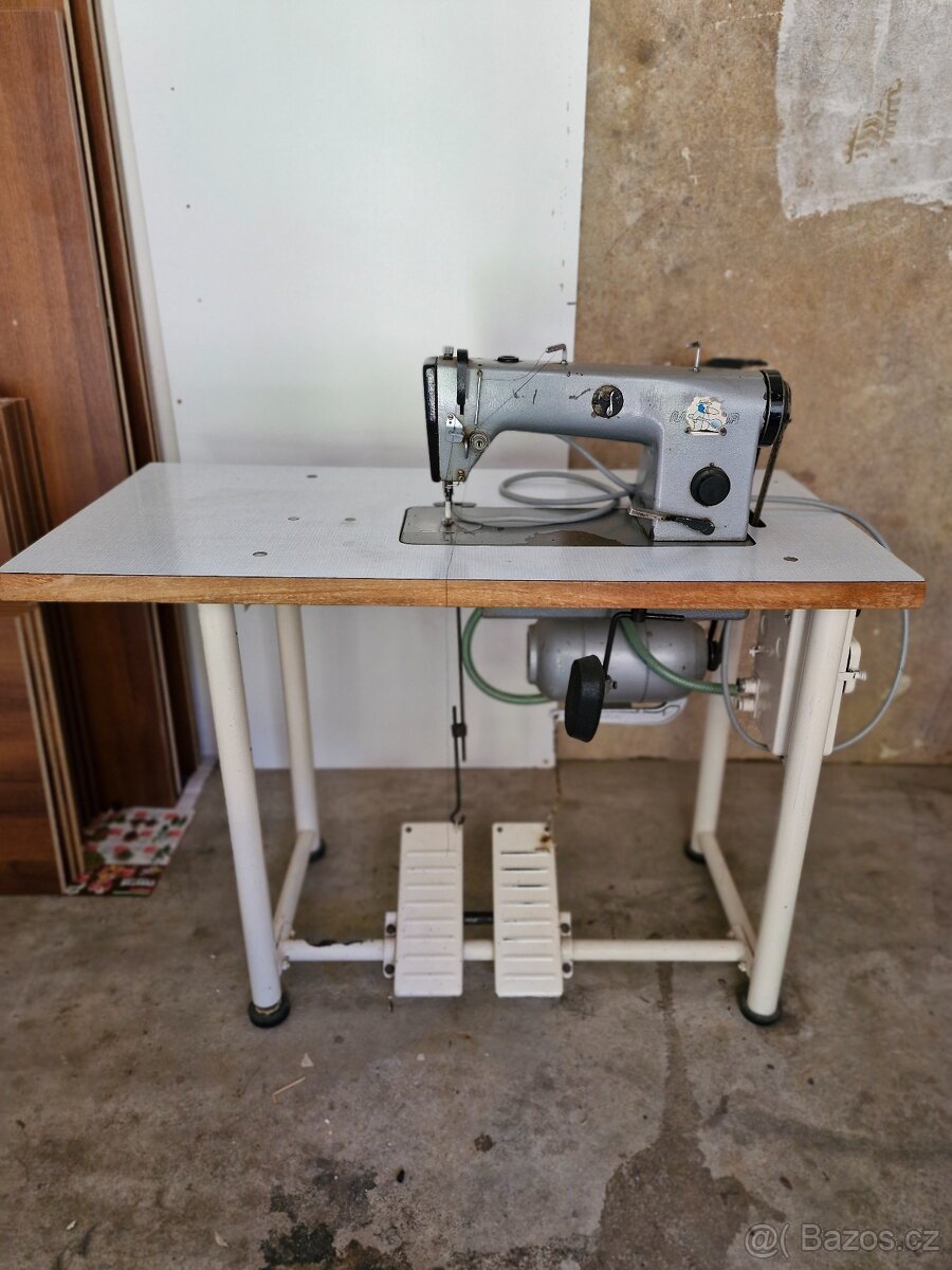 Šicí stroj Minerva.