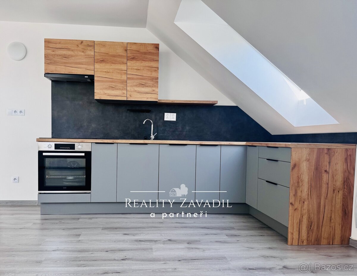Prodej bytu 3+KK, 80 m² s velkým sklepem, parkováním a klima