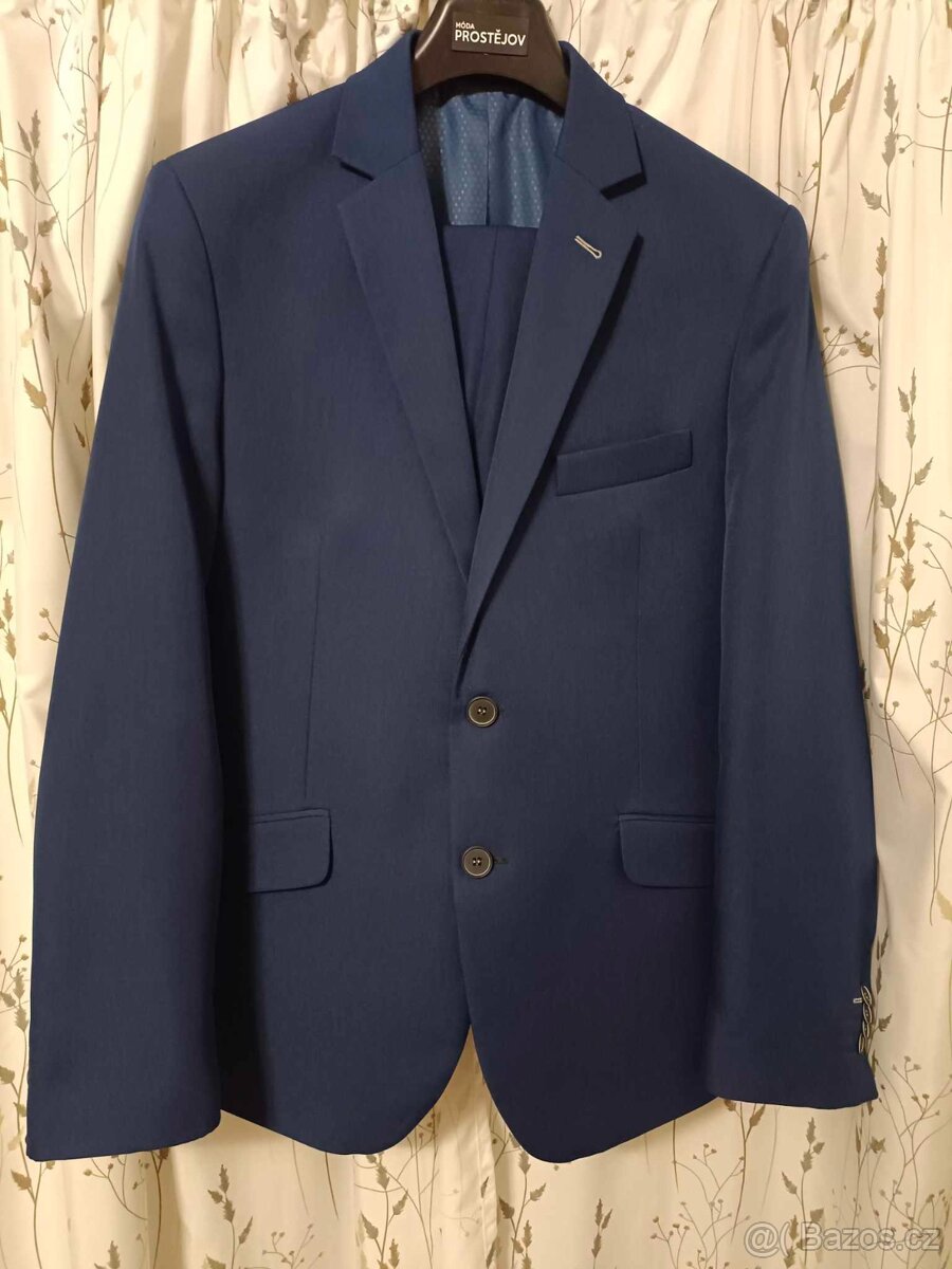 Modrý oblek + 2 košile zdarma