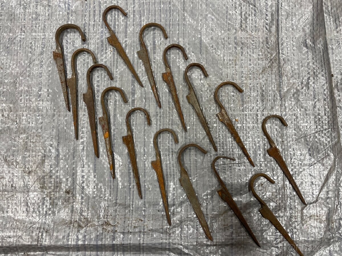 Háky na upevnění potrubí