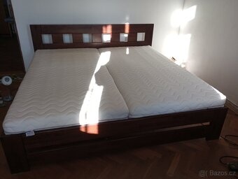 Masivní manželská postel tmavý dub 2 x 2 metru