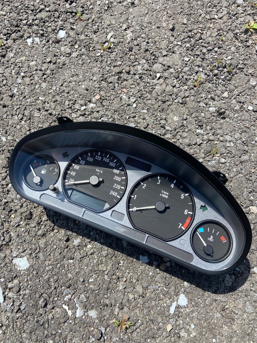 Budíky bmw 323ti compact