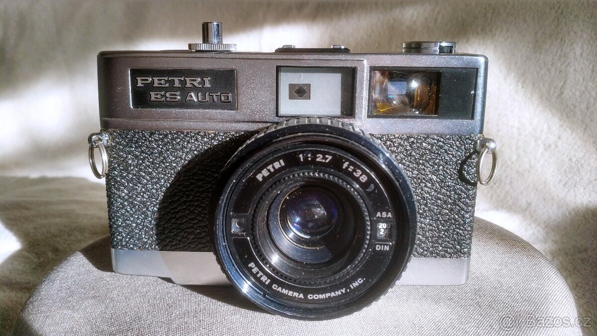 Petri ES Auto 1:2,7 f=38 mm dálkoměrný fotoaparát