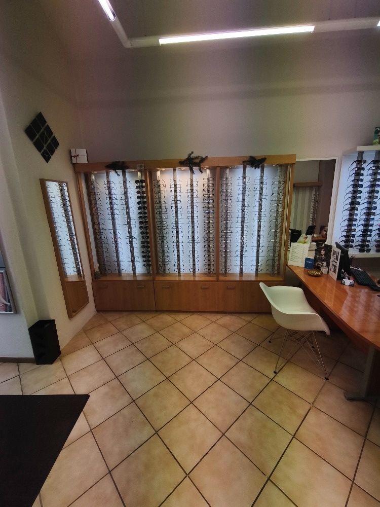 Dvě stěny se stojánky na obruby.