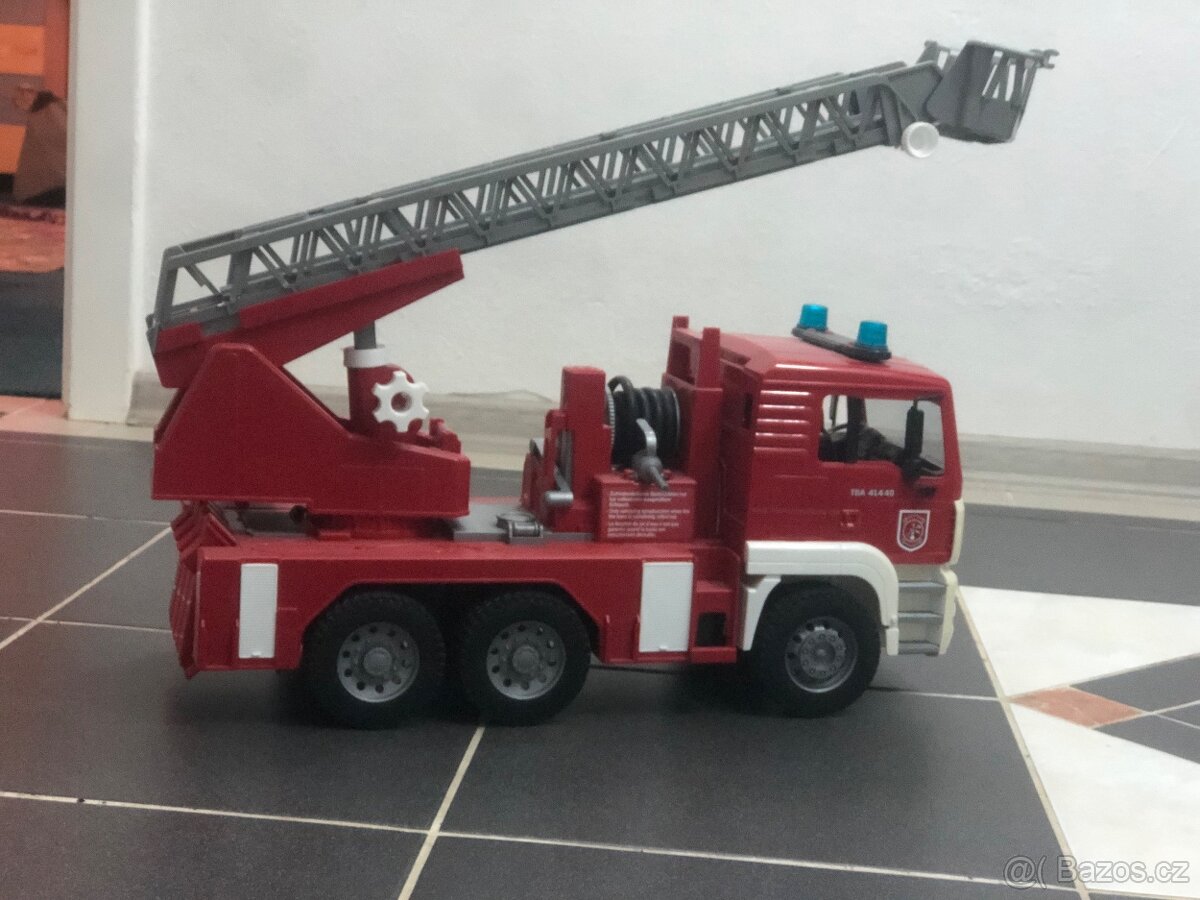 Bruder hasičské auto MAN se sirénou a vodní pumpou