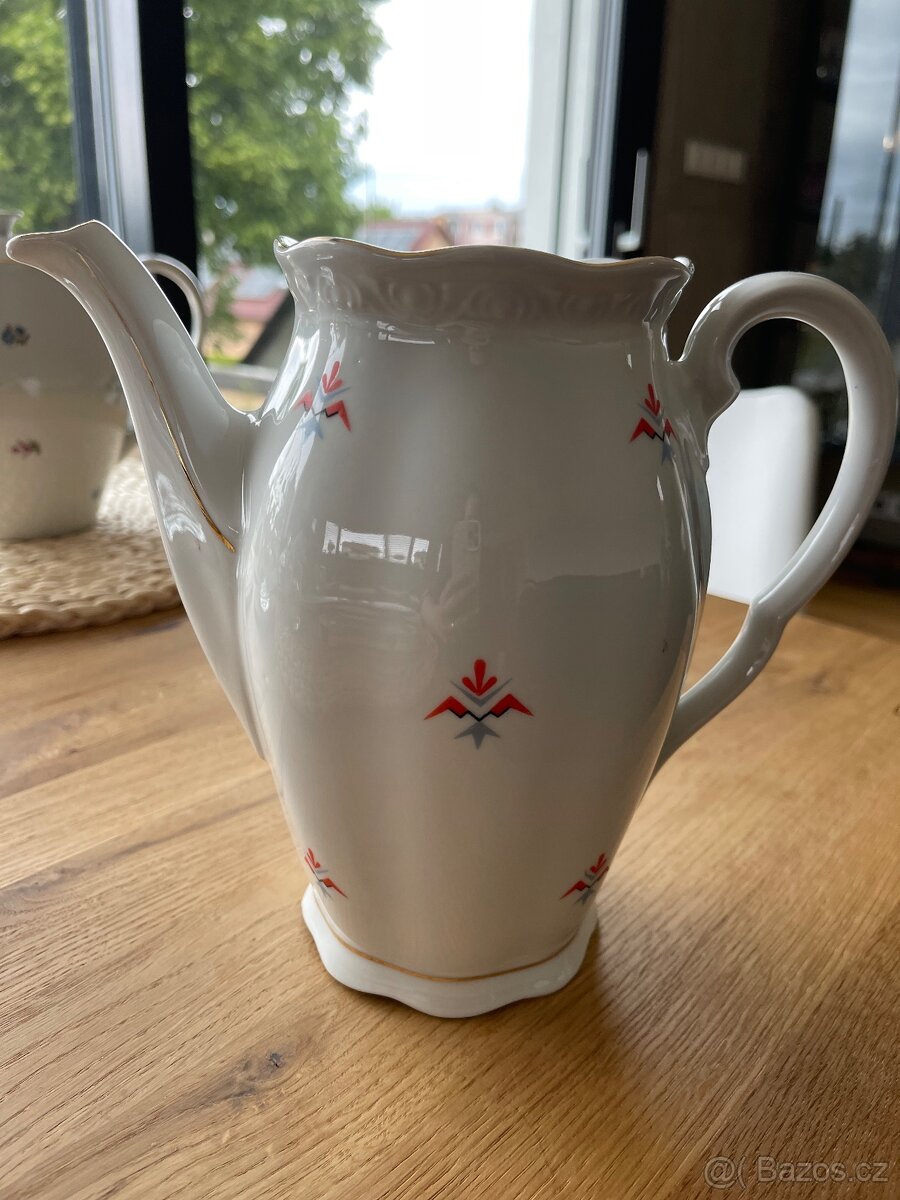 Stará porcelánová konvice