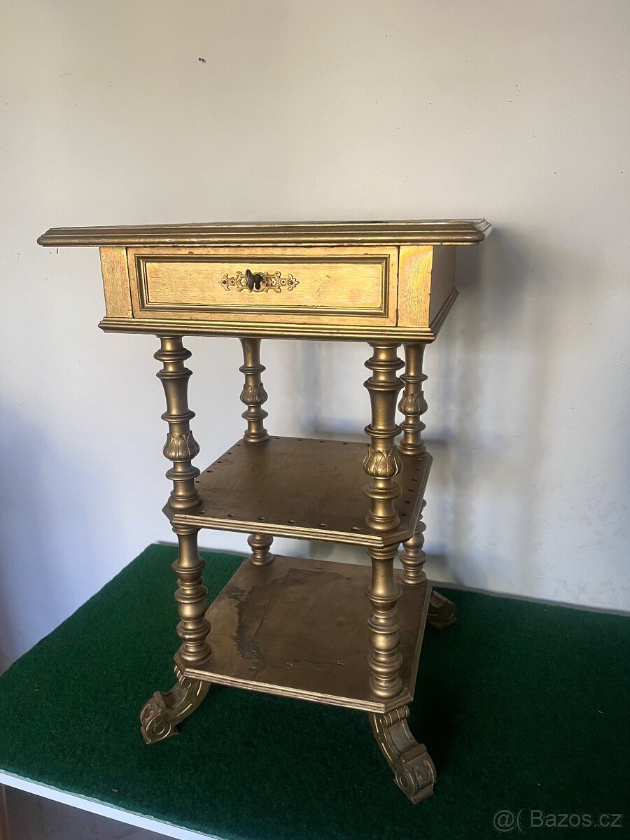 Starožitný drevenný stolík