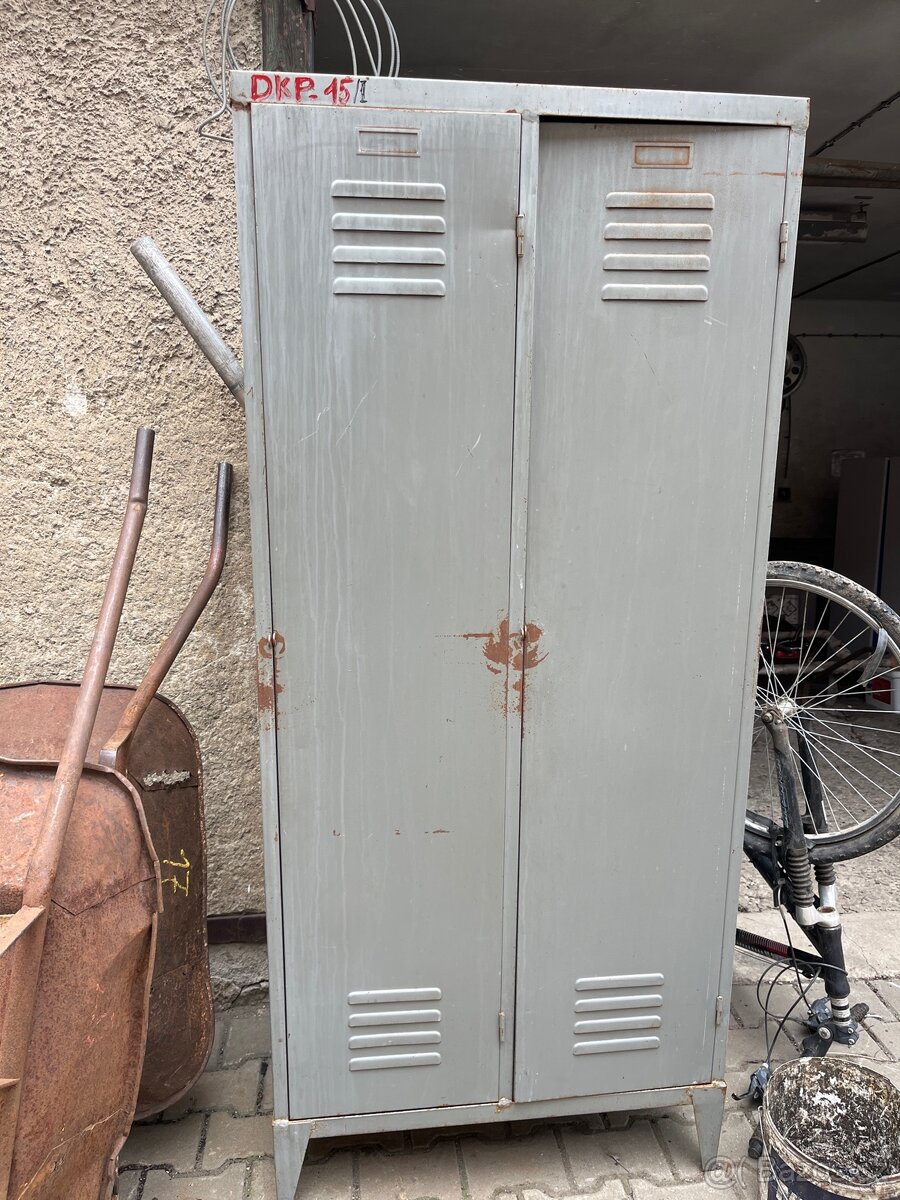 šatní plechová skříň