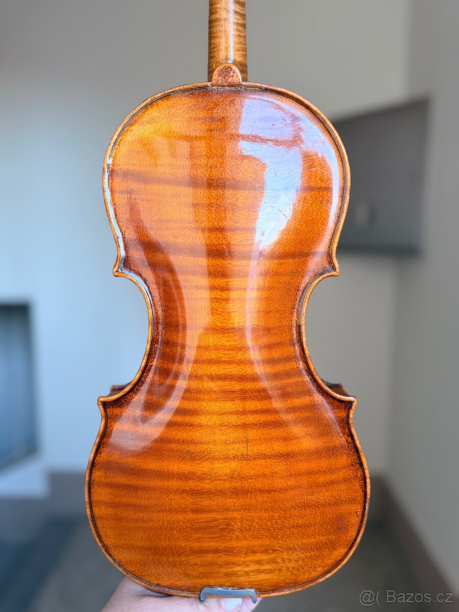 Krásné staré housle