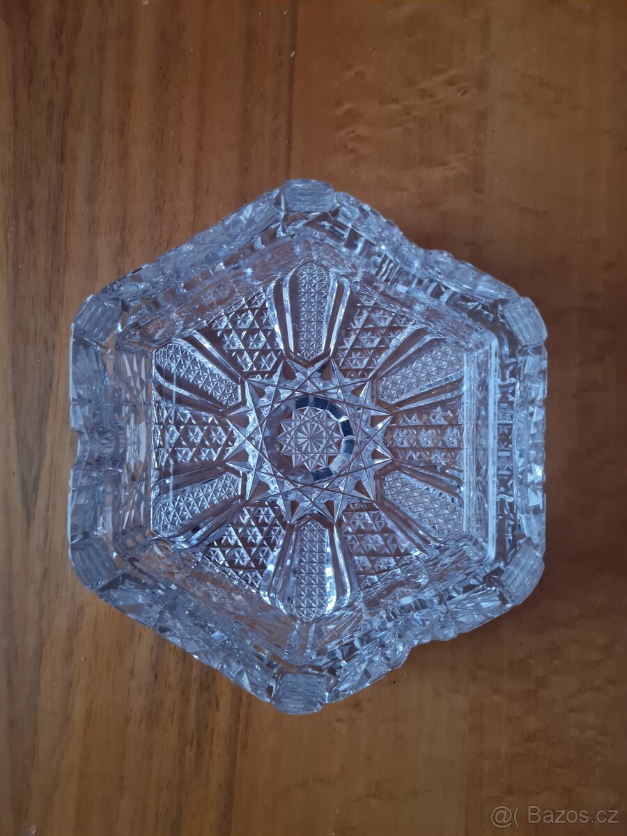 Popelník broušený