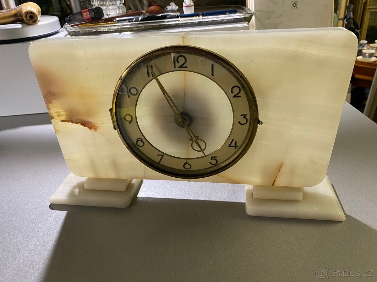 Hodiny mechanické onyx