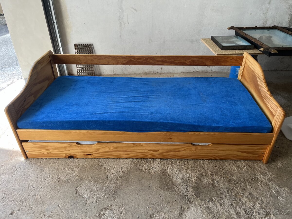Dřevěná postel s přistýlkou