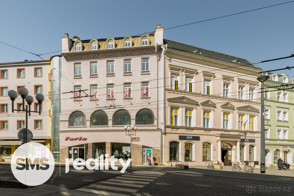 Obchodní dům s panoramatickým výtahem přímo na náměstí