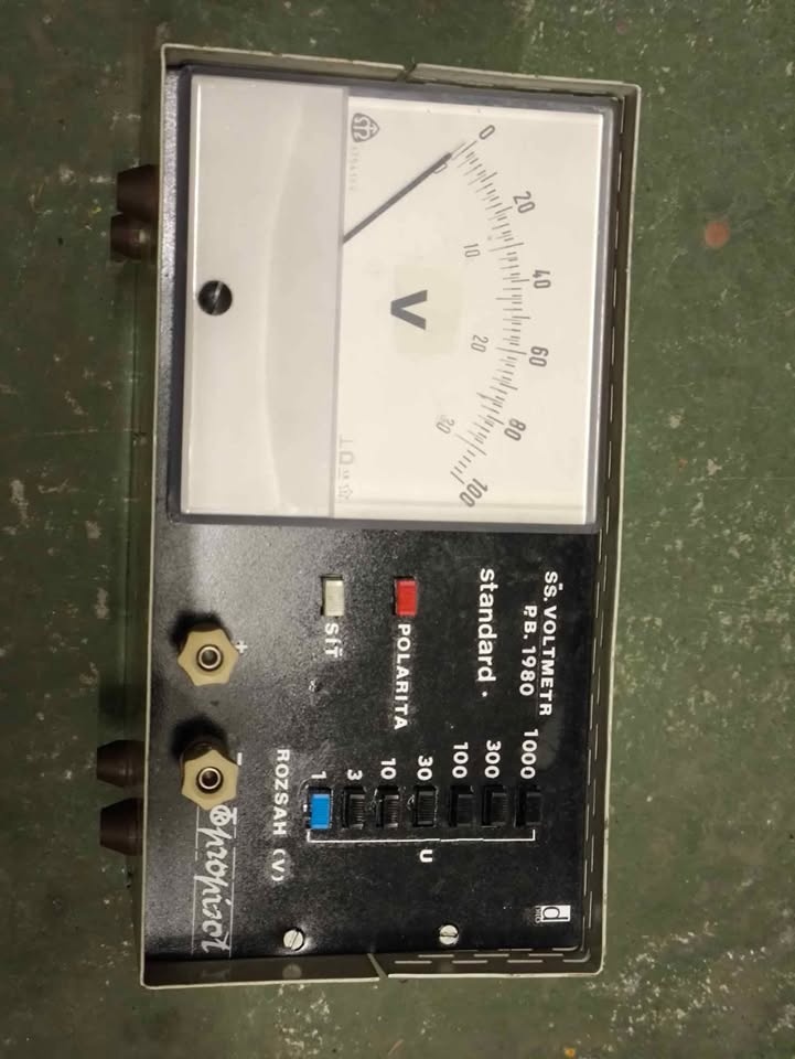 Analogovy voltmetr