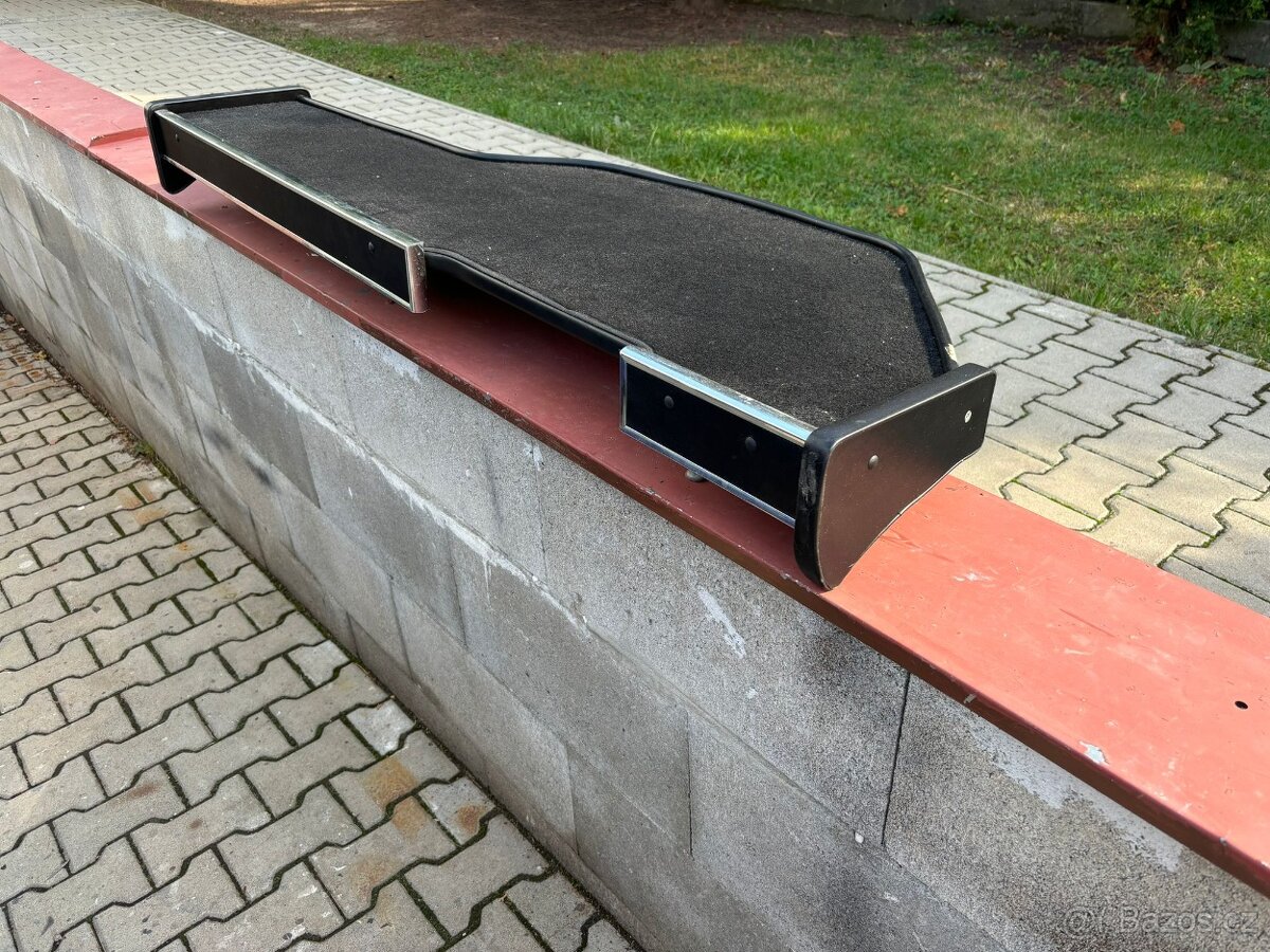 POLIČKA DO KABINY