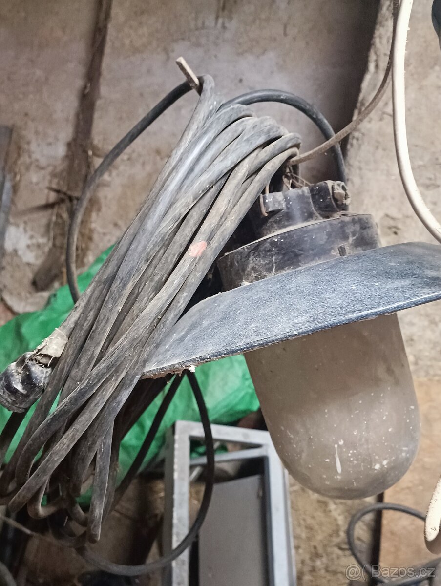 Světlo na stavbu nebo na křepelky, kuřata...