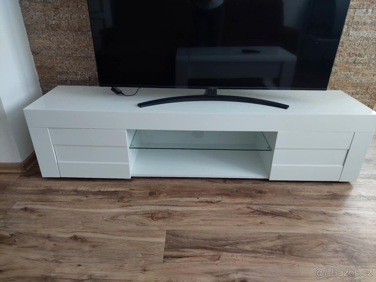Skříňka pod televizi