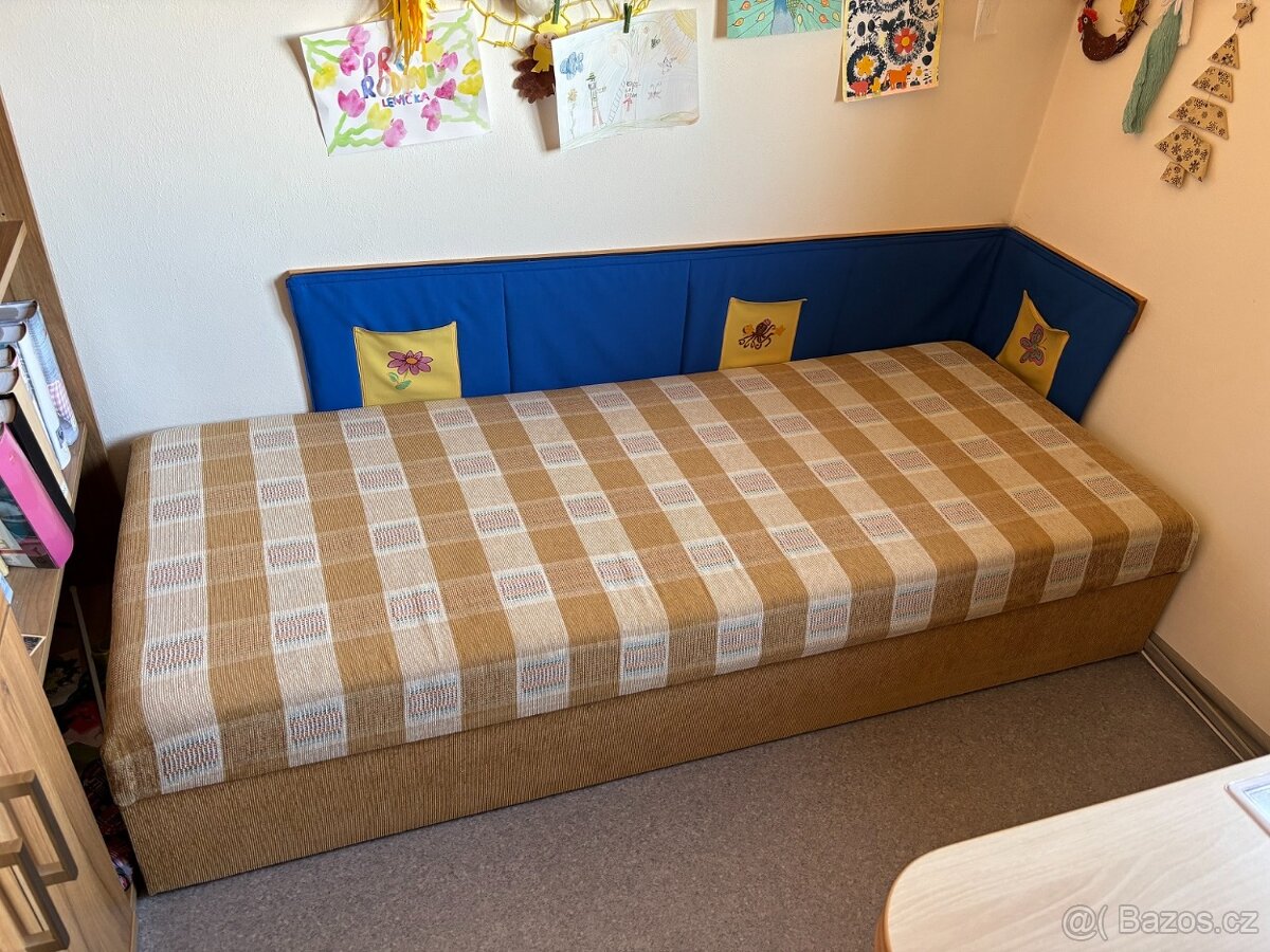 Postel s úložným prostorem