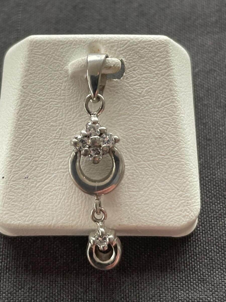 Stříbrný přívěsek se zirkony článkový