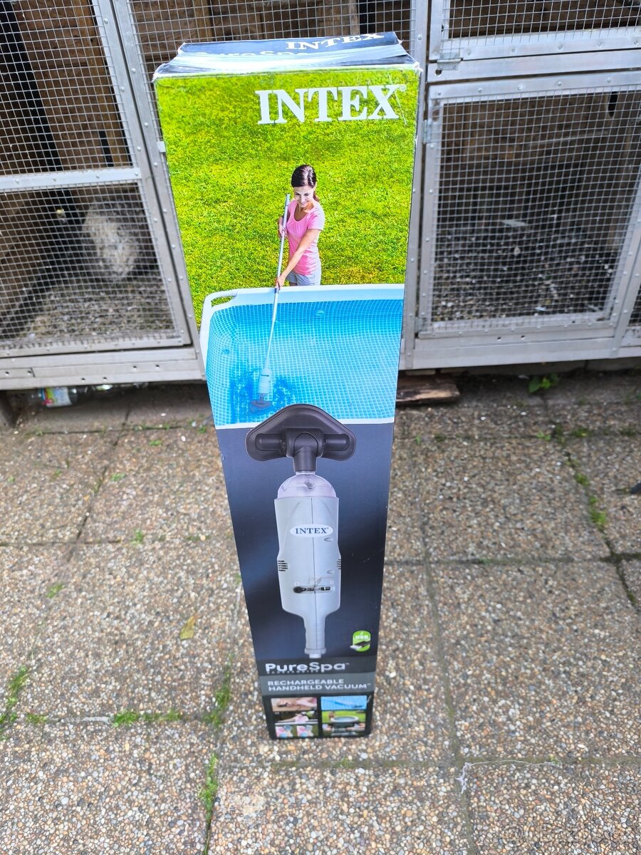 Aku vysavač pro bazén