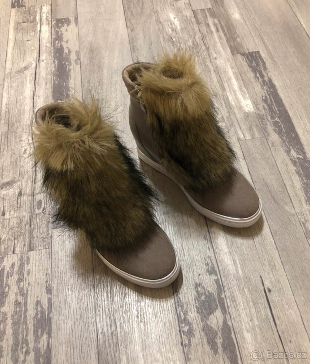 Boty na klínku značky Guess vel.38