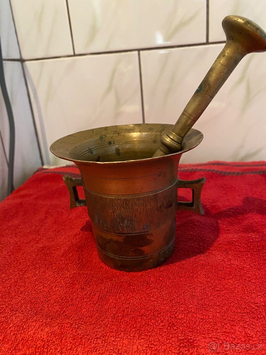 Starý mosazný hmoždíř