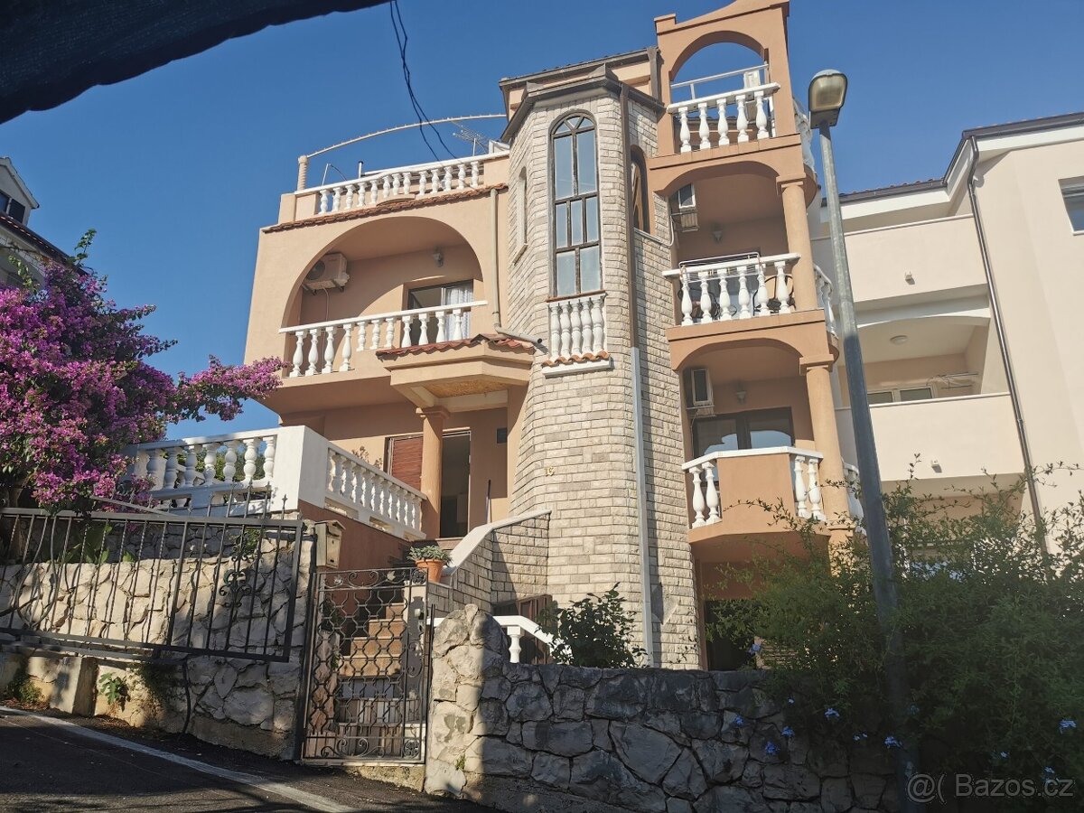 Chorvátsko apartmánový dom so 6 apartmánmi.