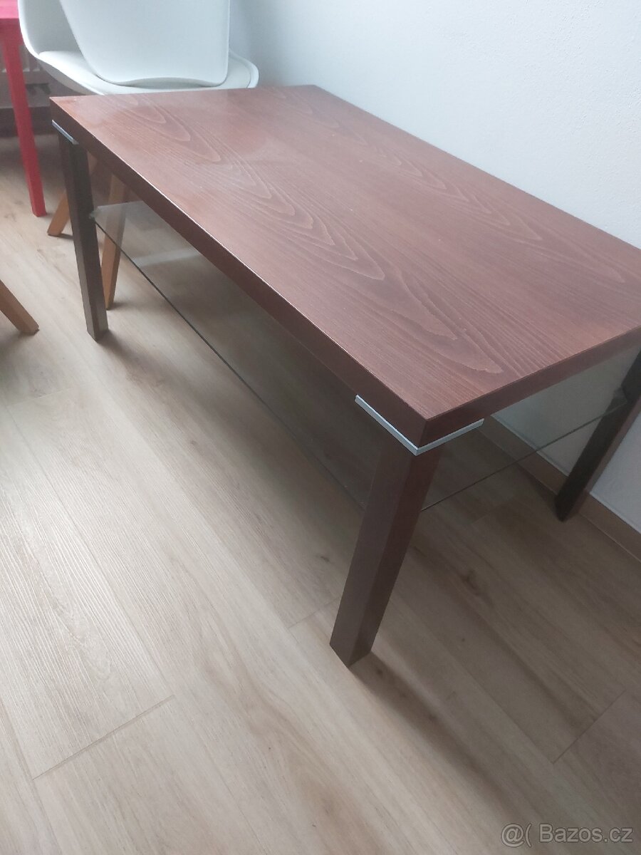 Dřevěný konferenční stolek