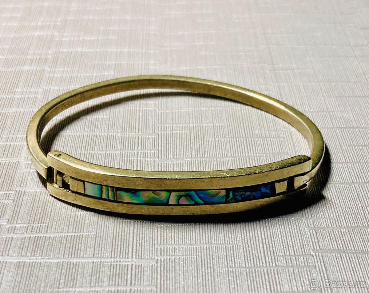 Náramek ze žlutého kovu s modrozelenou perletí
