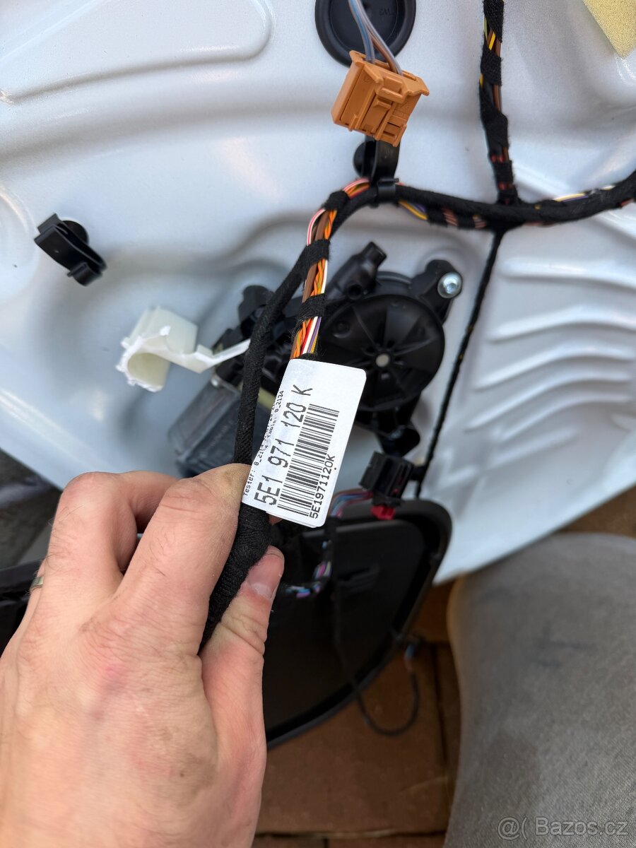 Kabelový svazek levých předních dveří