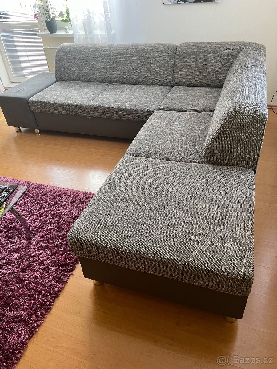 Šedý rohový gauč