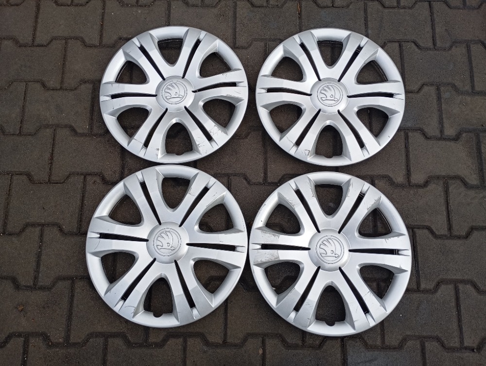 Originální poklice Škoda R15
