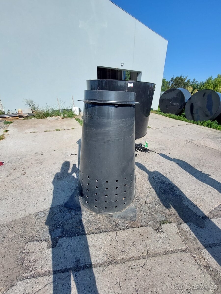 Vsakovací drenážní nádrž s poklopem a s nastavcem
