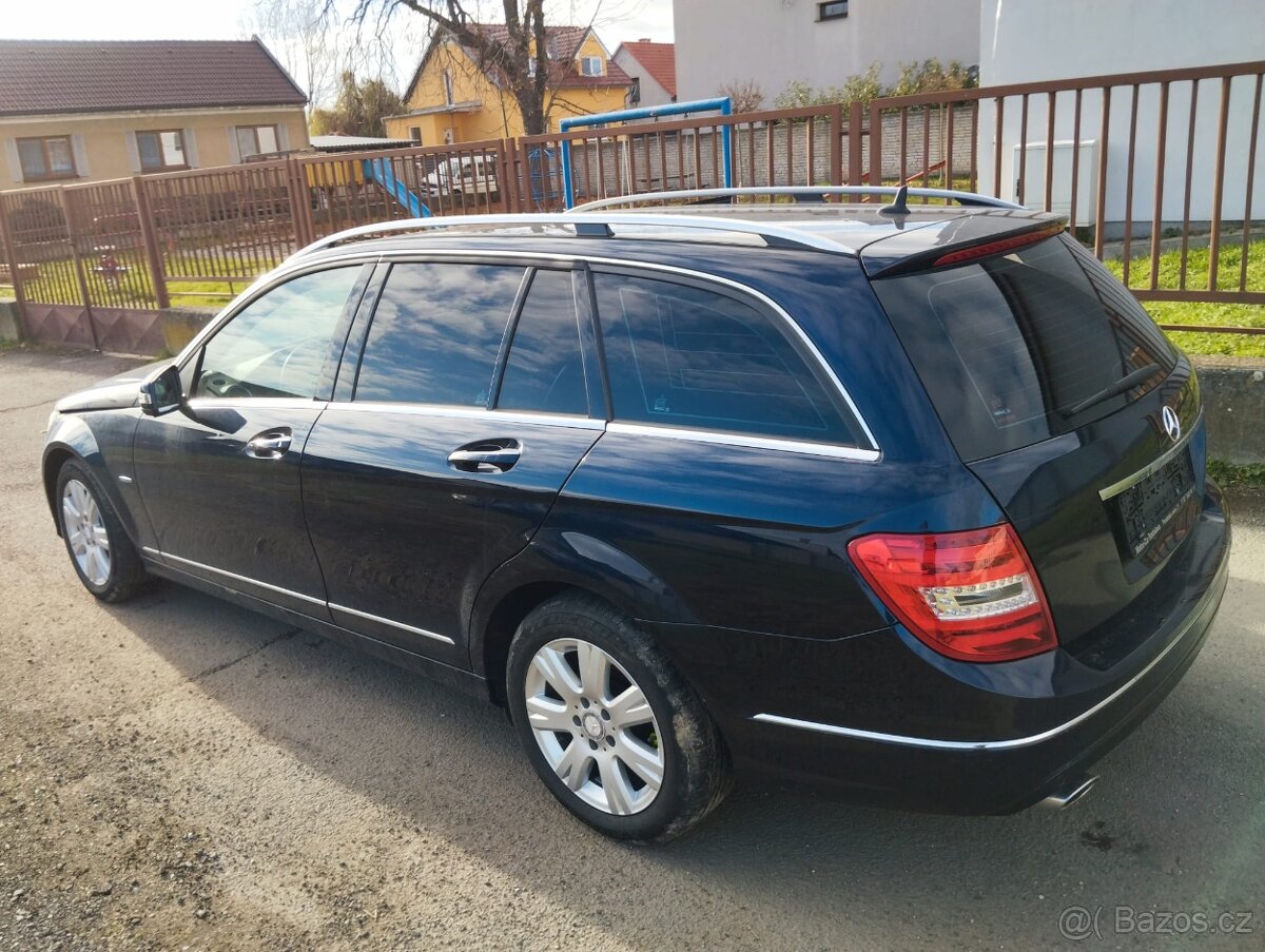 Prodám náhradní díly na mercedes c220cdi