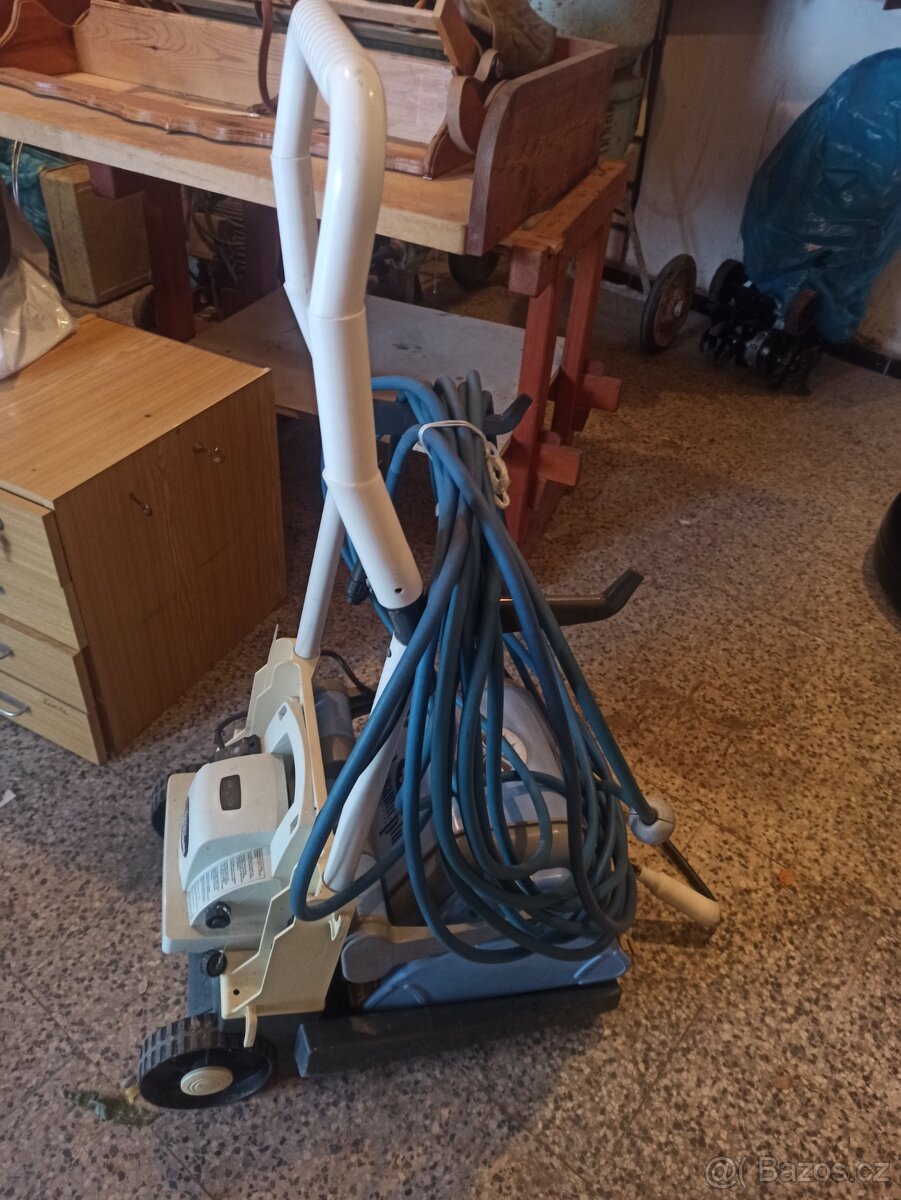 Prodám automatický čistič bazénu
