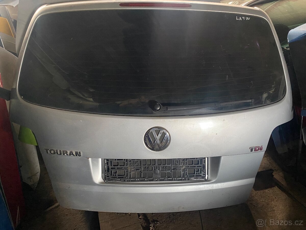 Patě dveře VW Touran( kód barvy LA7W)