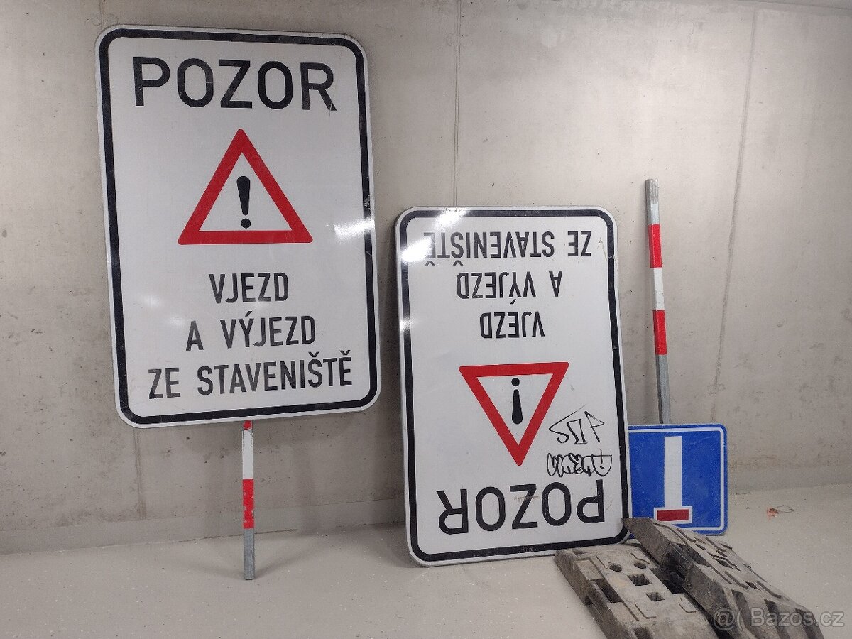 Stavební dopravní značky s trubkami a stojany. Cena za všech
