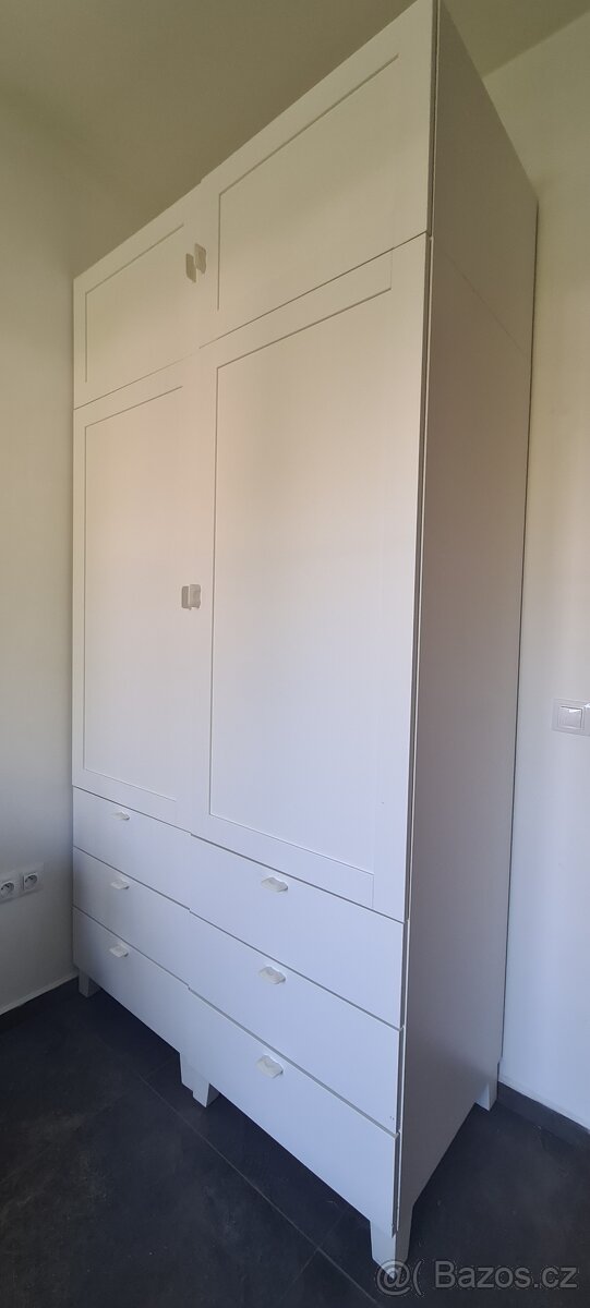 585 - 2x IKEA šatní skříně PLATSA + dveře SANNIDAL