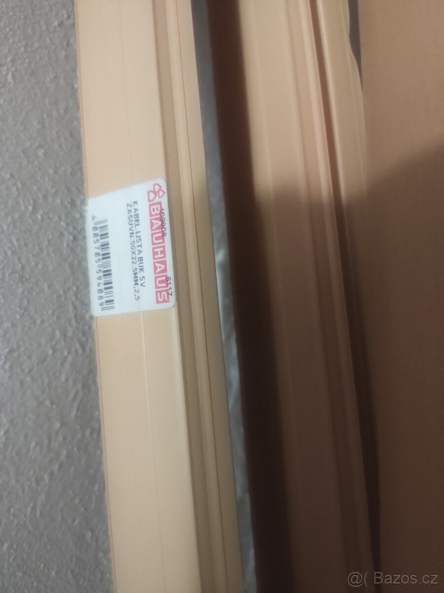 Sokl lišta světlý buk plast - kabelážova