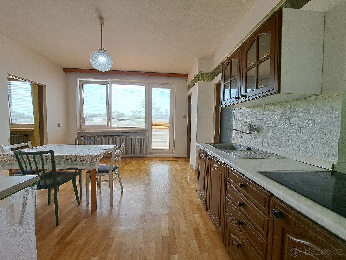 Pronájem bytu 2+1 o 8m2, Uherský Ostroh, terasa, parkování,