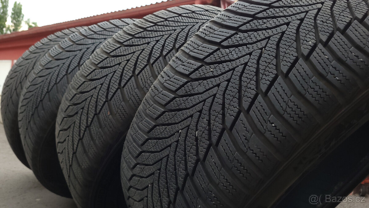 Pěkné zimní pneu Nexen 235/45/18 XL, sada
