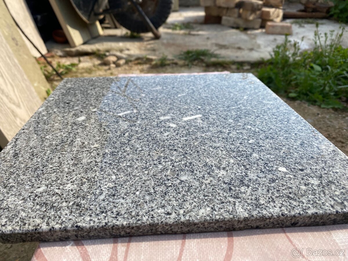 Leštěné žulové dlaždice – 60 kusů (30 × 30 cm)